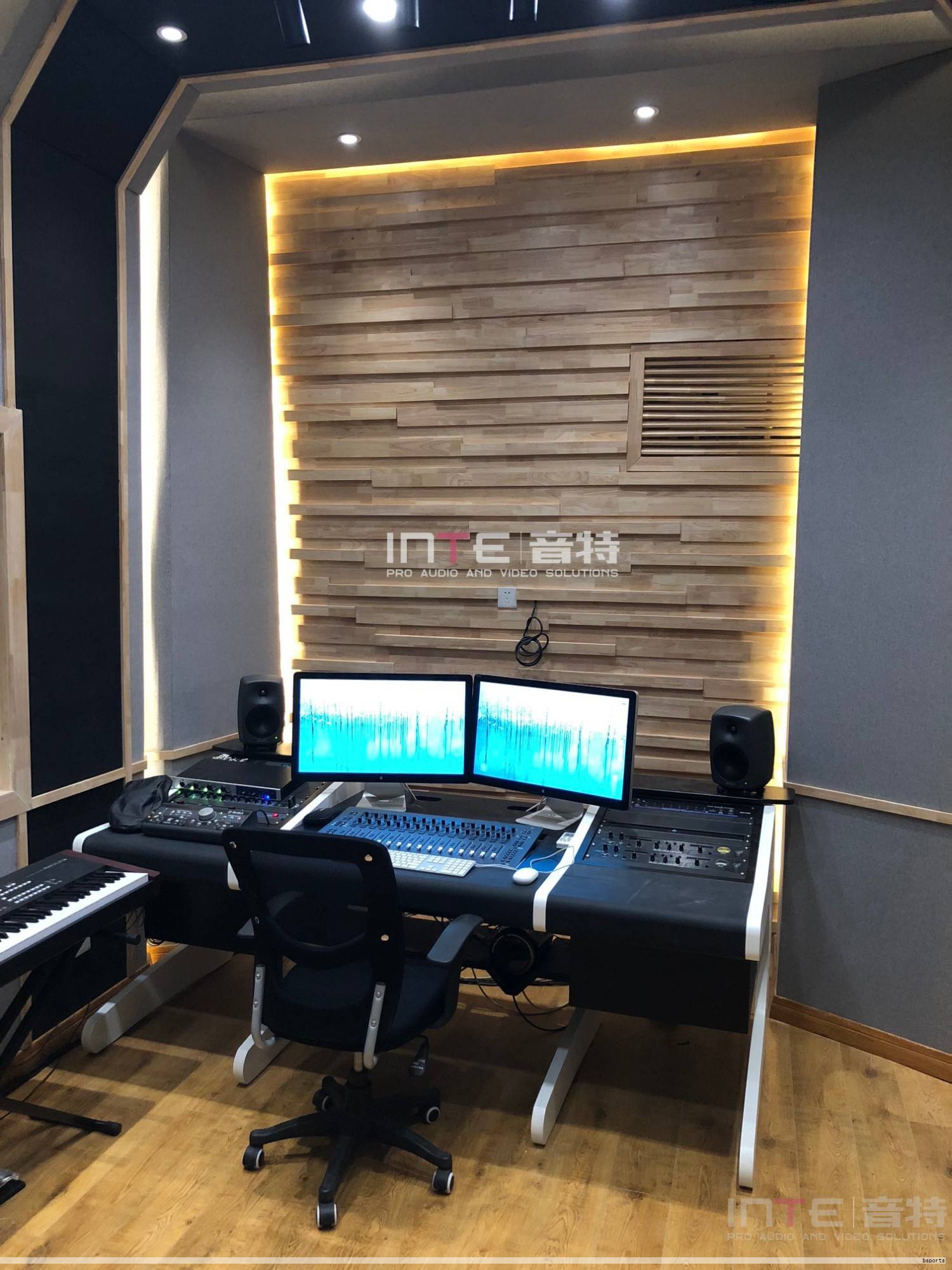 晨光启幕，校园在沉睡与喧嚣之间逐渐清醒。清