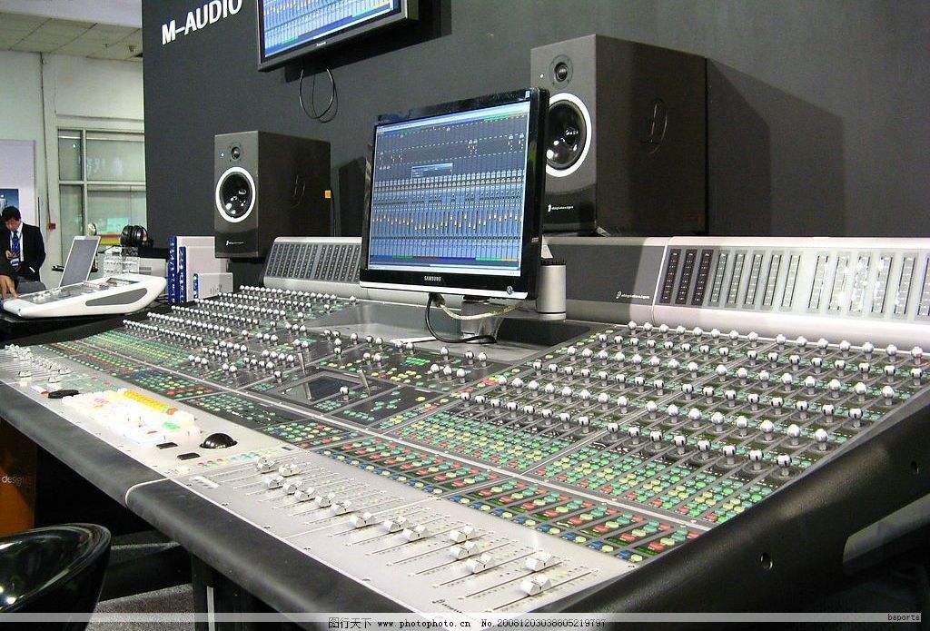 四大名著作为中国文学的瑰宝，承载着跨越千年的智慧与人生启示。读到其中，常能感受到对人性、处世之道与历史脉络的深刻洞察。可是初次翻阅时，生僻字、冗长篇幅、版本繁多等难点往往让人却步。为帮助全家人更从容地走进这部厚重的经典，我们推出了一套无障碍阅读版的整套文本。