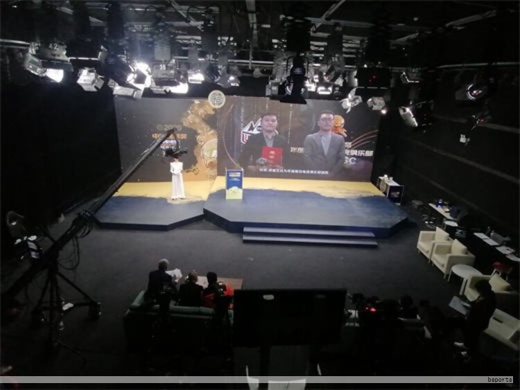 蓝箱演播室是一种以蓝色背景为基底的拍摄与后期合成技术。通过在现场搭建蓝幕并进行精准的灯光与镜头控制，后期利用抠图将蓝色区域分离，进而替换为背景、特效或虚拟场景，从而实现超现实或虚拟化的画面效果。