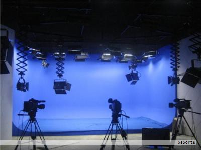 调光控制设备在节目制作中负责对灯具亮度的实时调控，是实现灯光效果的核心系统。调光控制系统通常由调光台与调光器组成，本文聚焦调光台的功能与演变。