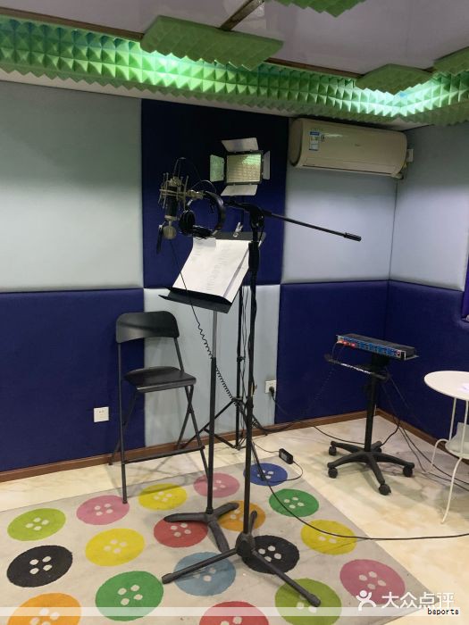 主持人形象的呈现离不开灯光的支撑，优秀的演播室灯光设计通过对人物的造型与环境氛围的塑造，帮助主持人展现端庄、自然、大方的形象。灯光的布光方法、设计师的技术水平与审美在节目品质中具有决定性作用。