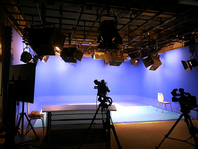 从聚光灯下的王牌主持人