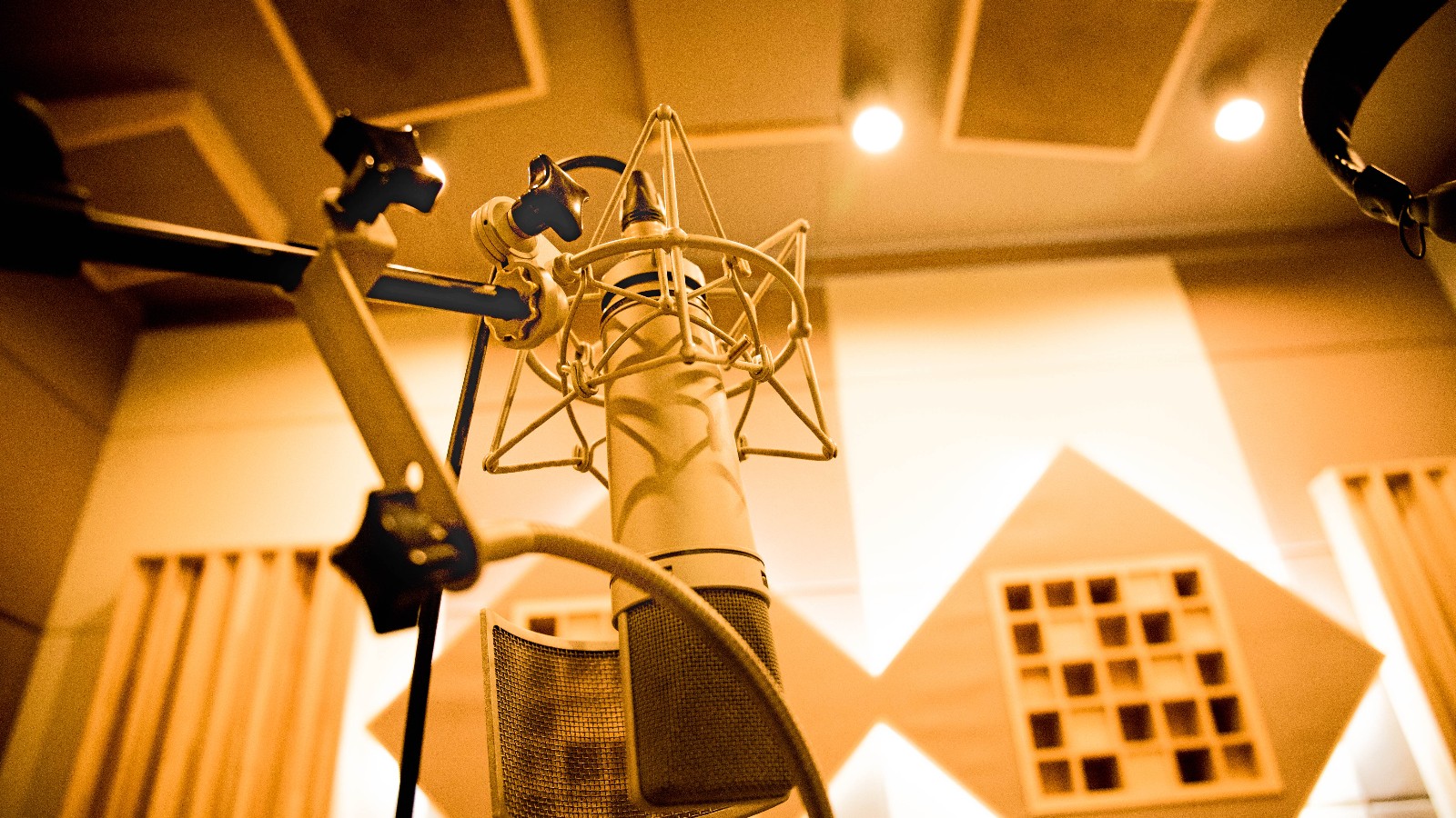 结合淡桃粉色运动型表带