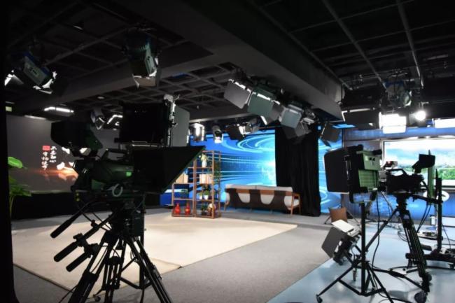 将重量超载信号接进液压升降舞台原有的PLC控制程输入口