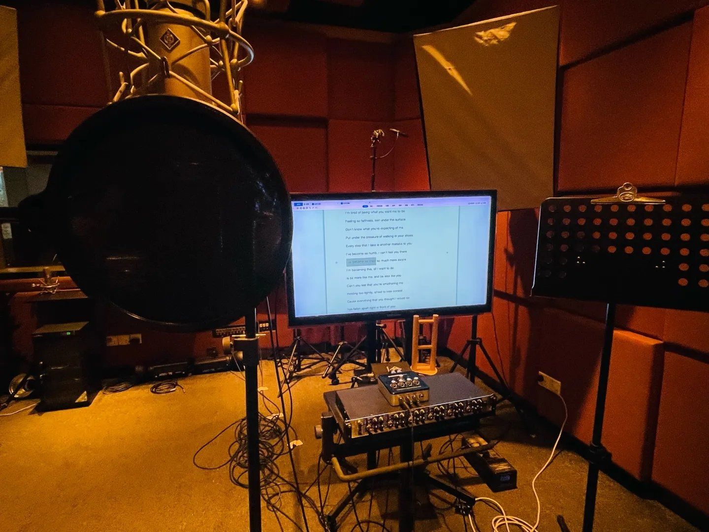 Curves Resolve 隶属于 Waves 近年来重点发展的 Curves 系列插件