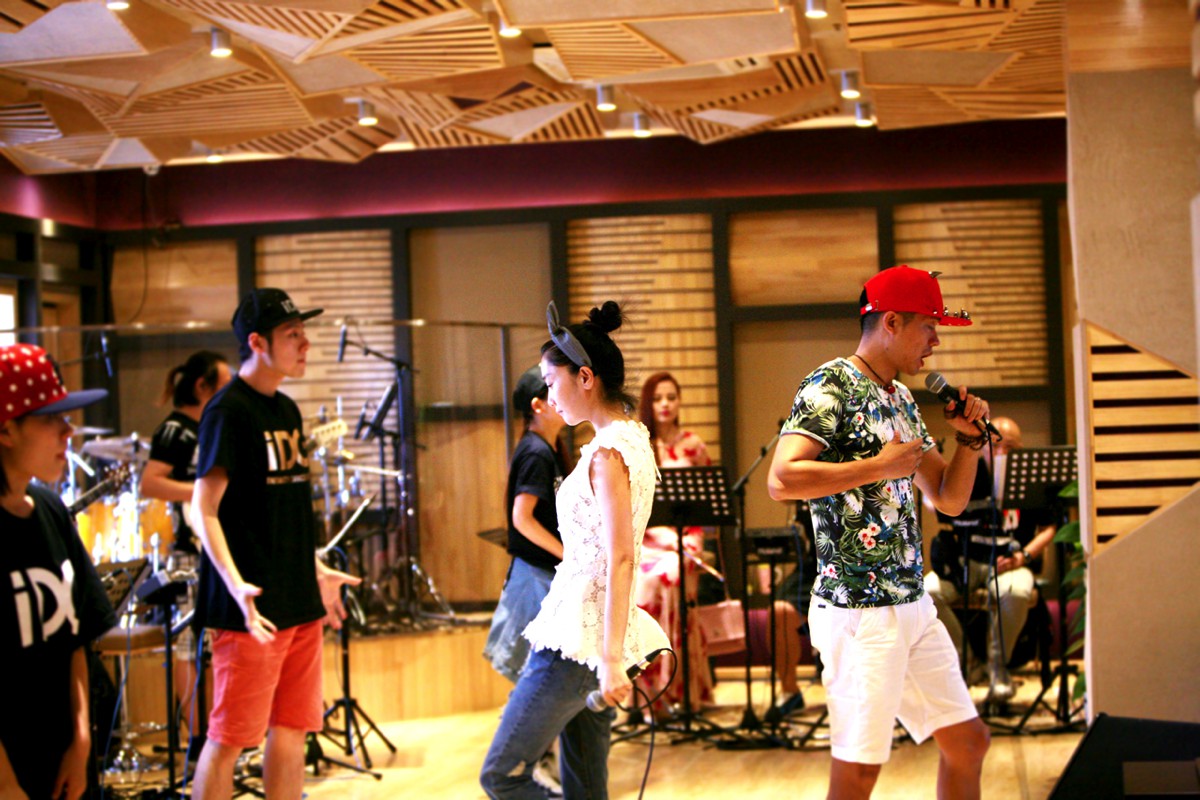 它独特的时域调制算法创造了丰富而立体的空间感