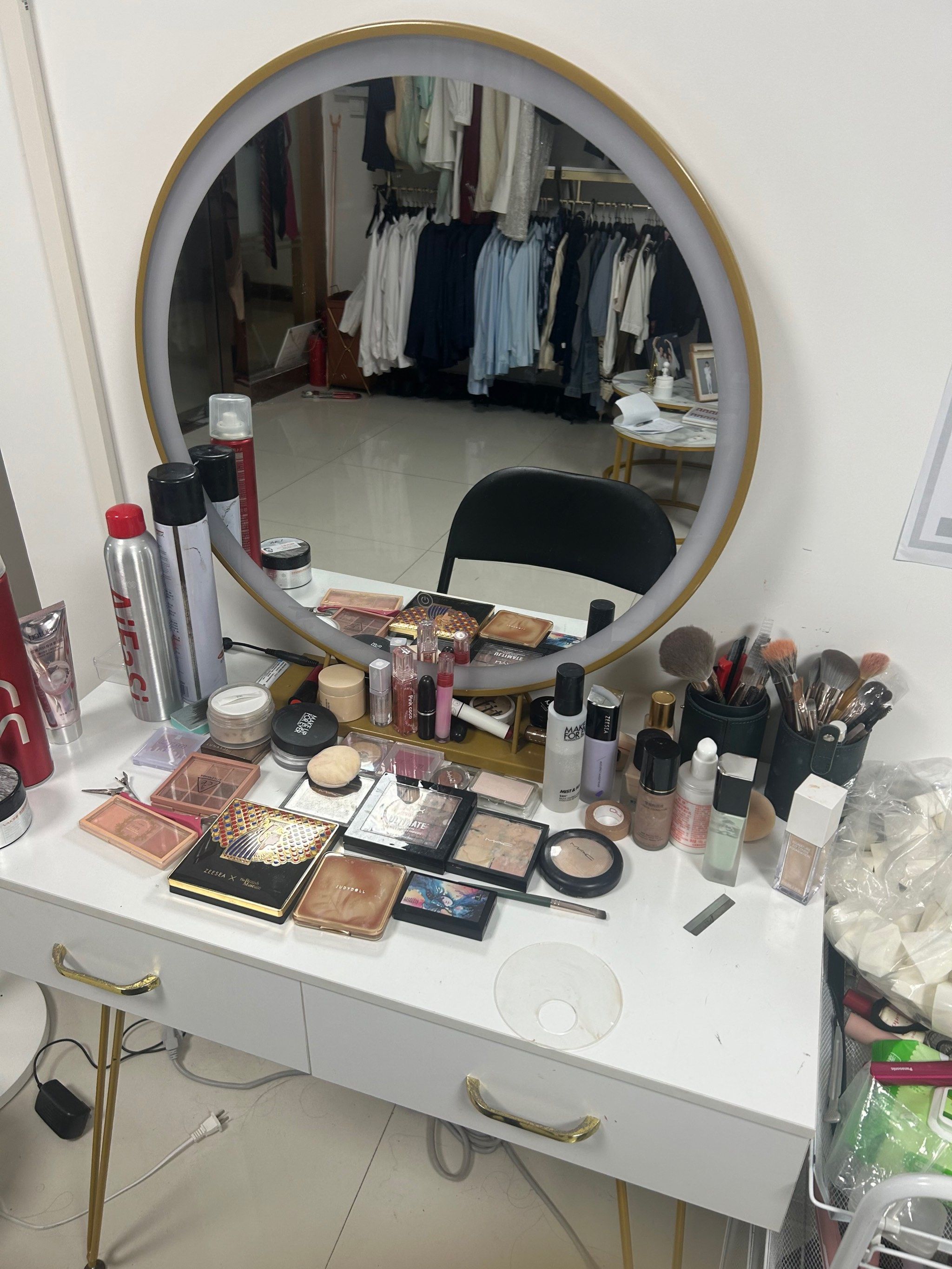 观众在主动探索中获得了极强的参与感与解谜满足感