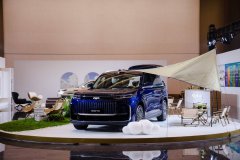 将噪音控制至豪华车水准；17㎡皮质包覆、256色音