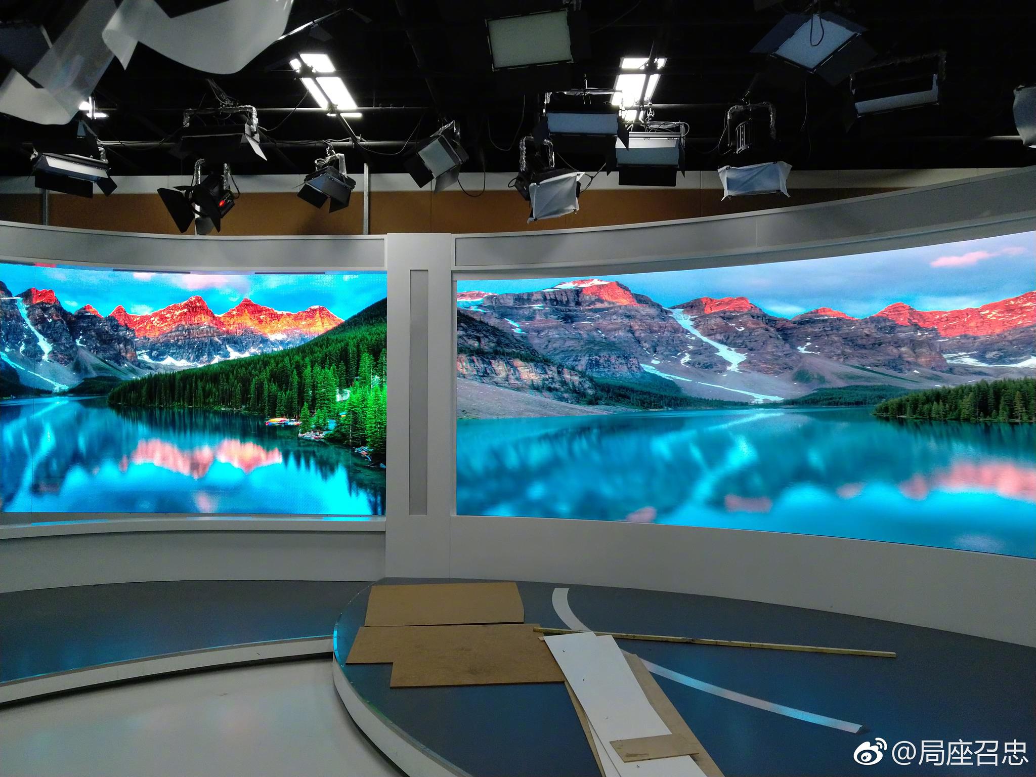 并配有“同步听”三维菁彩声伴音功能