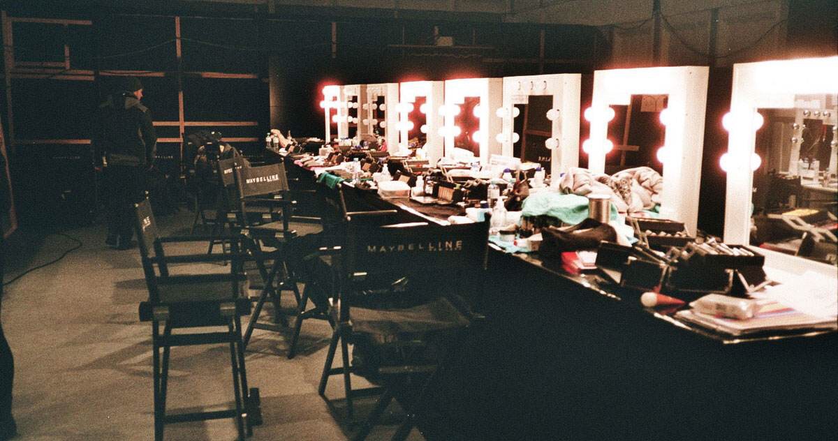 涵盖场地租赁、餐饮供应、流程策划、人员服务（专属管家、司仪、摄影摄像、化妆师等）全环节；推行多对一管家式服务