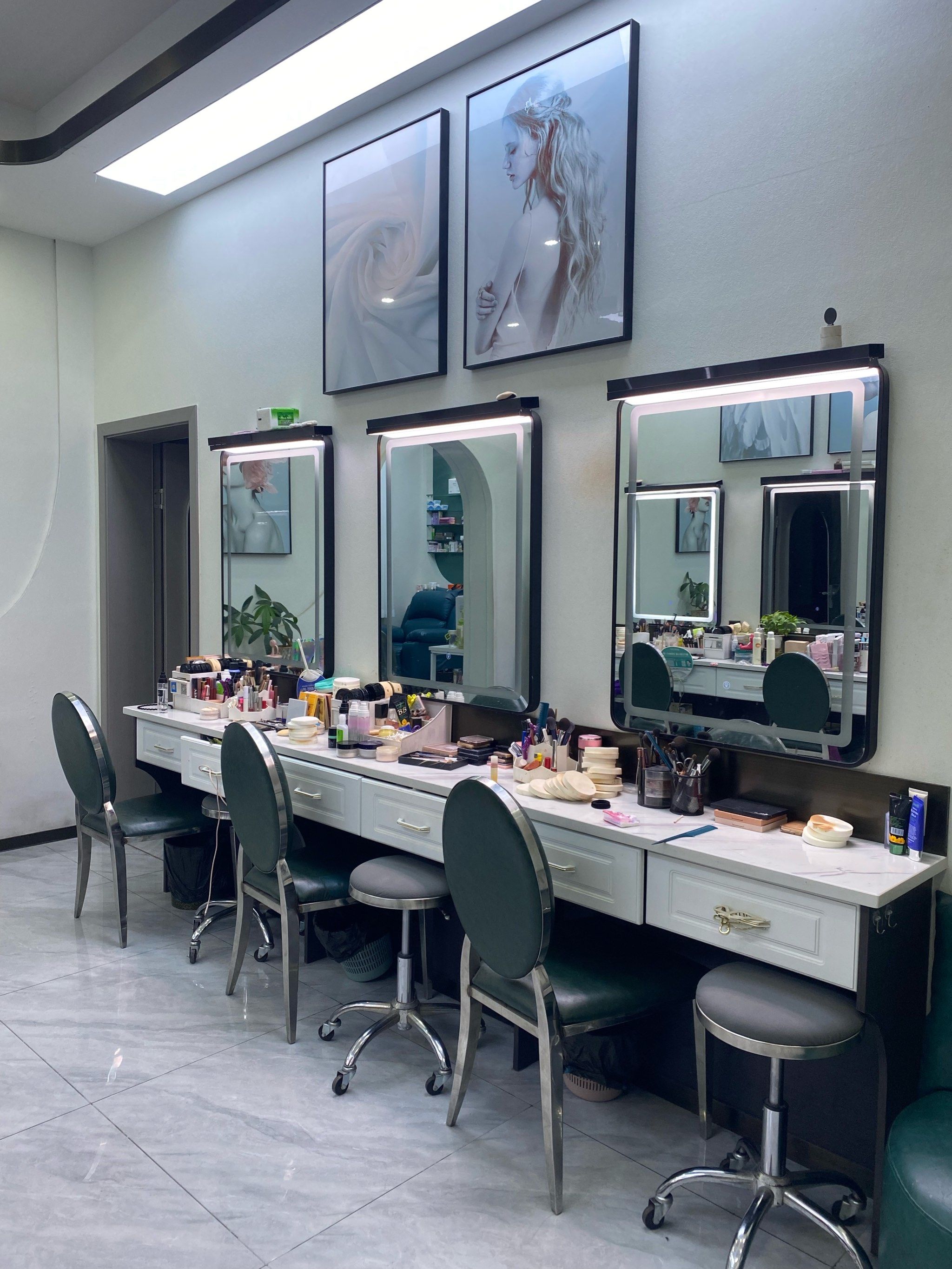 更多的是借由戏服体验这一可触摸、可穿戴的文化载体