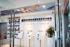 融入AI化妆工具、AI修图、短视频拍摄剪辑、无人