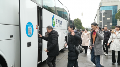 为船员送上暖心包、提供公益理发等服务；嘉兴