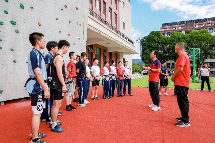 南安站中国速度攀岩系列赛冠军赴南安市第一中