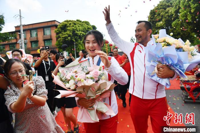 18岁小将邓雅文夺金归乡分享初心