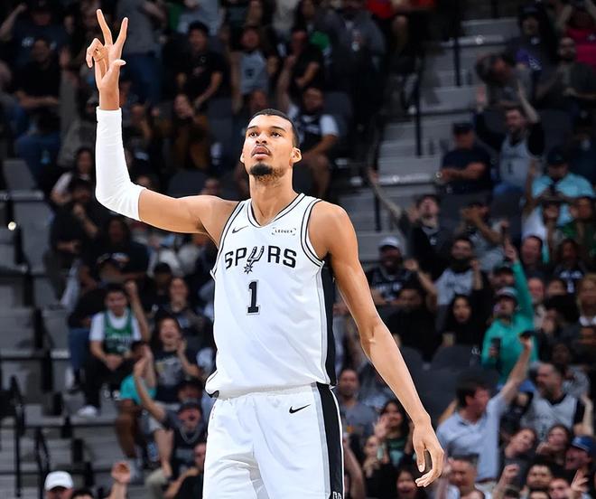 NBA西部格局巨变：马刺逆转太阳锁定季后赛，湖