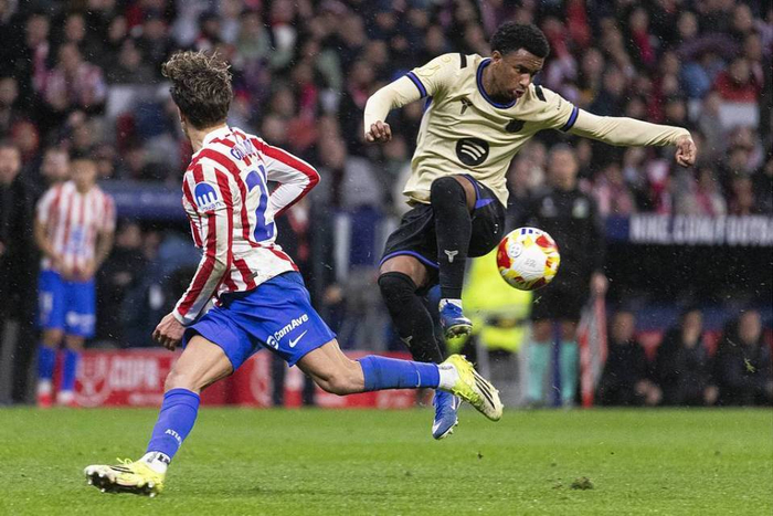 巴萨左后卫巴尔德引英超三强争夺 留队决心坚定