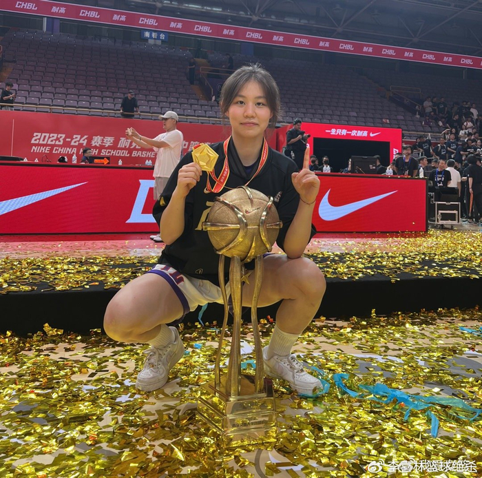 19岁董一诺大学联赛半决赛狂砍30分率北大大胜清