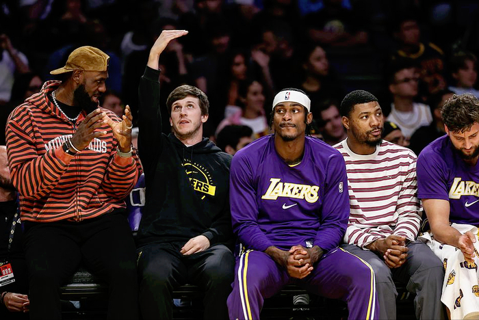 湖人替补席集体失语 范德比尔特怒喷雷迪克引内