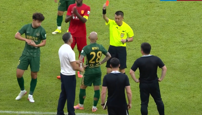 米特里策揪发被红牌罚下 浙江队主场告负引争议