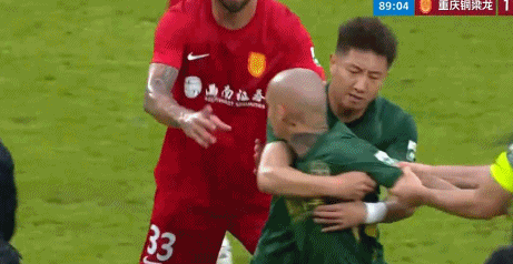 米特里策揪发被红牌罚下 浙江队主场告负引争议