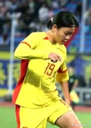 24岁门将跨界踢中场 16岁川妹子改写女足战术格局