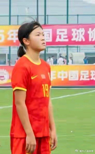 24岁门将跨界踢中场 16岁川妹子改写女足战术格局